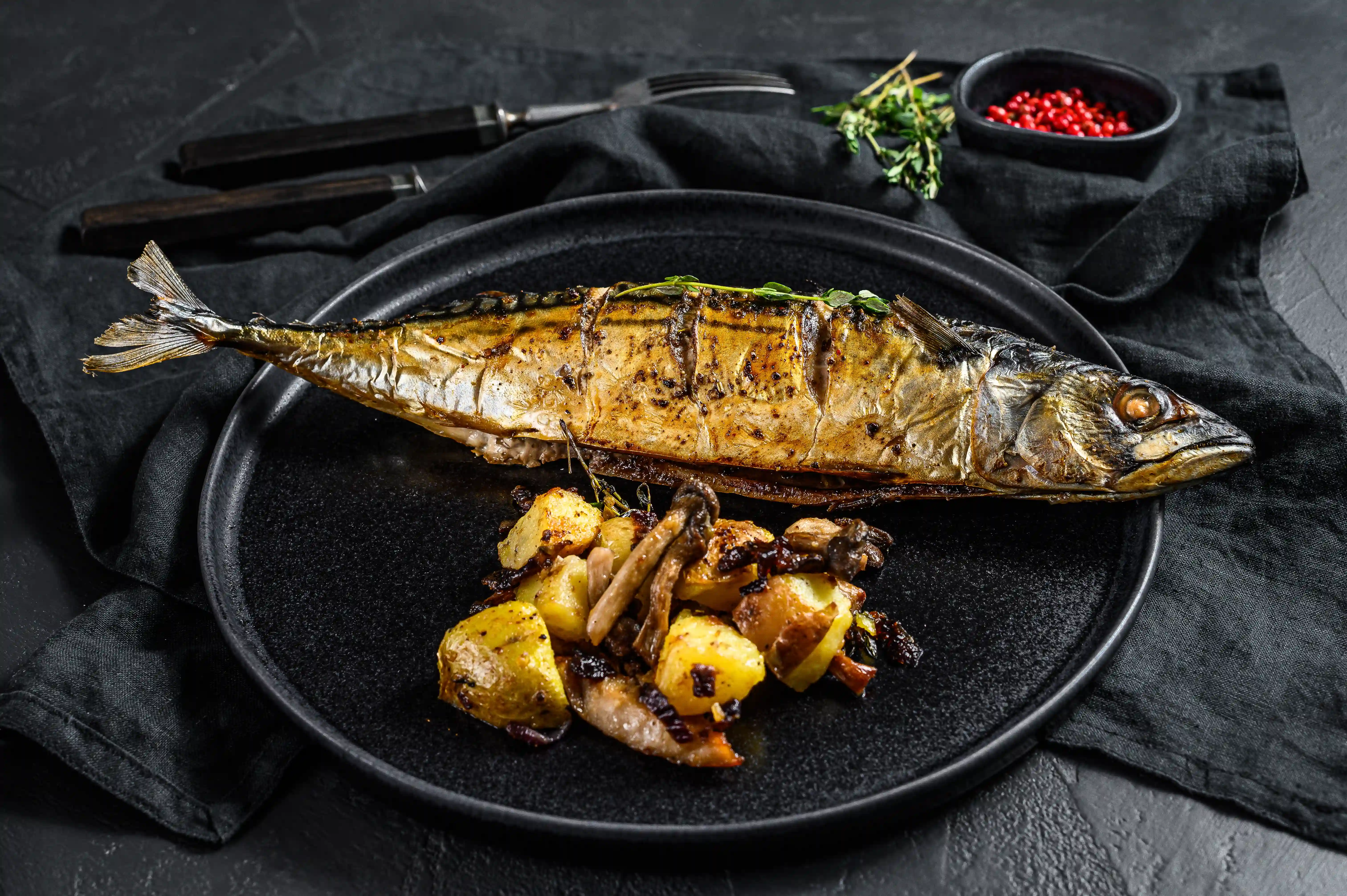 Plato de pescado preparado en Los Sarangos